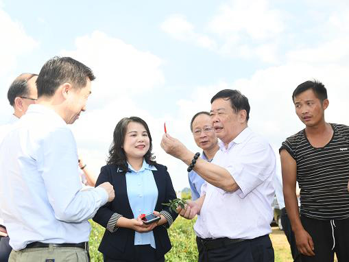 曹德旺荣获中国脱贫攻坚奖，他说：企业家一定要尽责