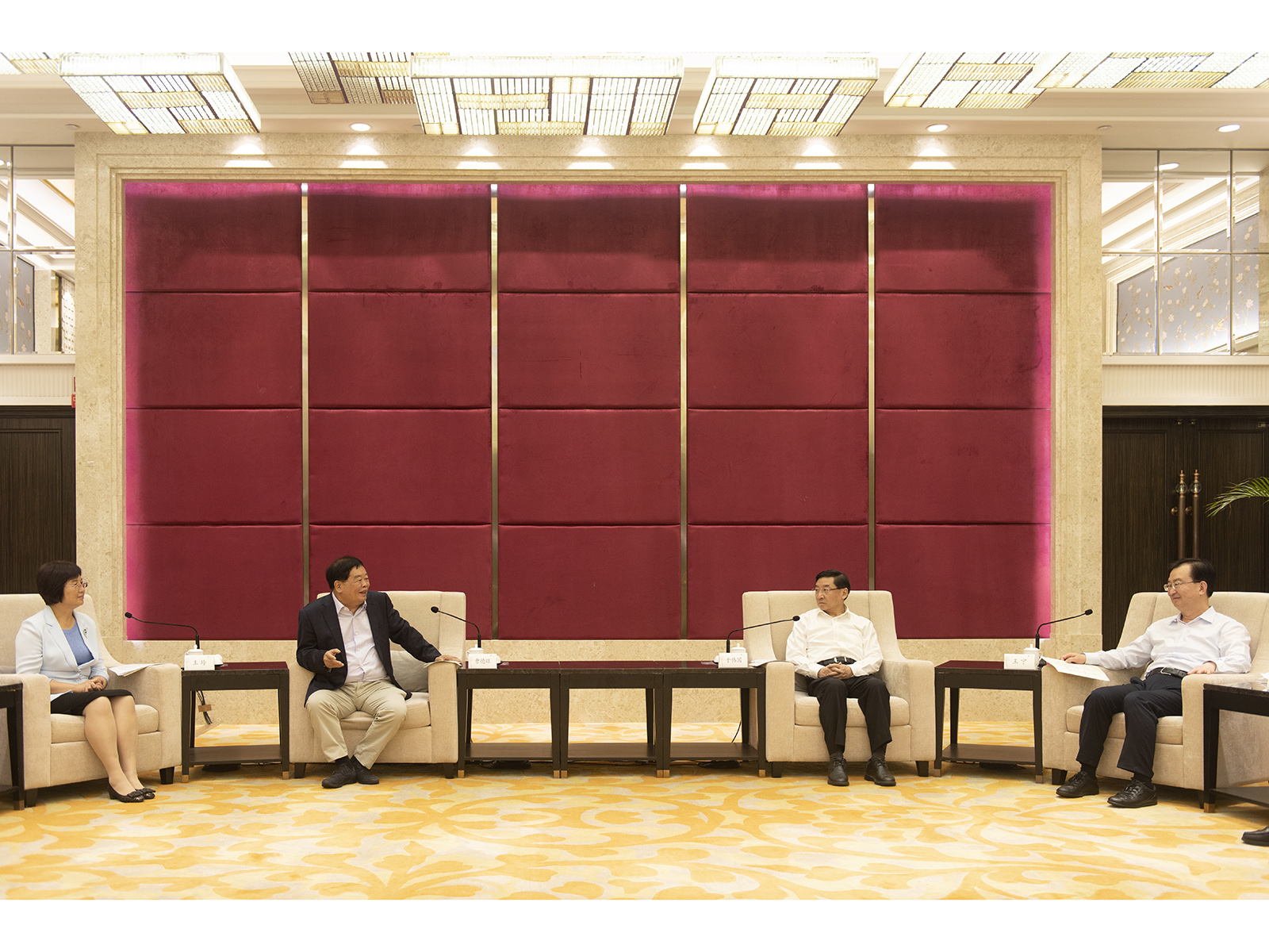 曹德旺向闽鄂黔捐赠14亿元用于扶贫、救灾、医疗、教育等项目